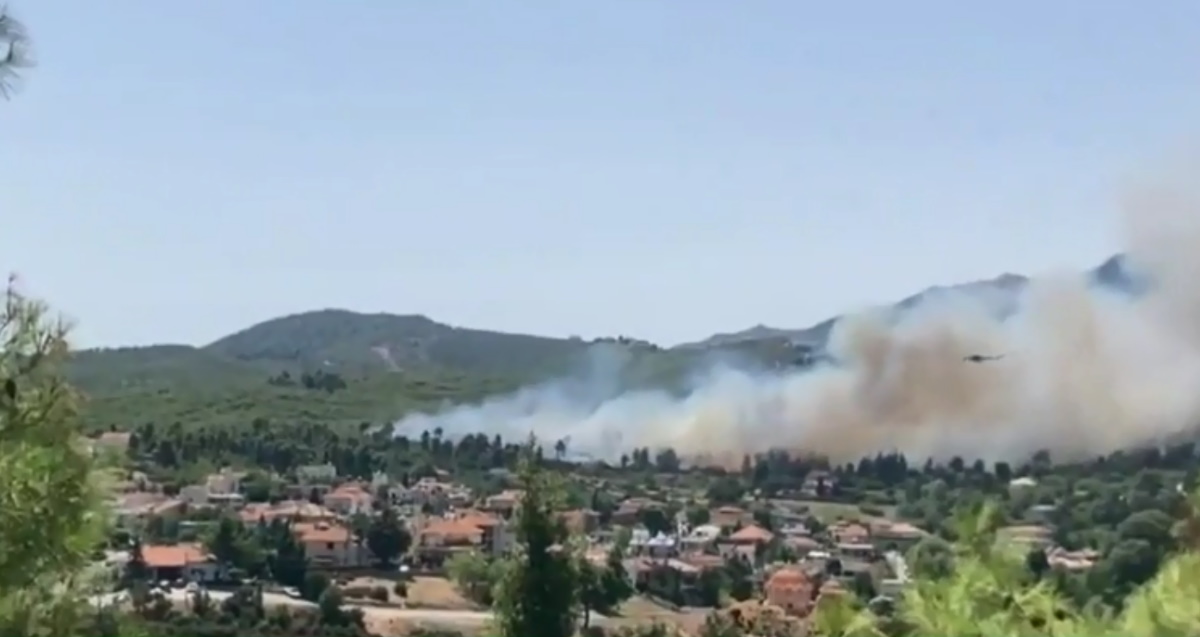 Πυρκαγιά στη Σταμάτα Αττικής: Καίγονται σπίτια στη Ροδόπολη – Εκκενώθηκε ο οικισμός Γαλήνη