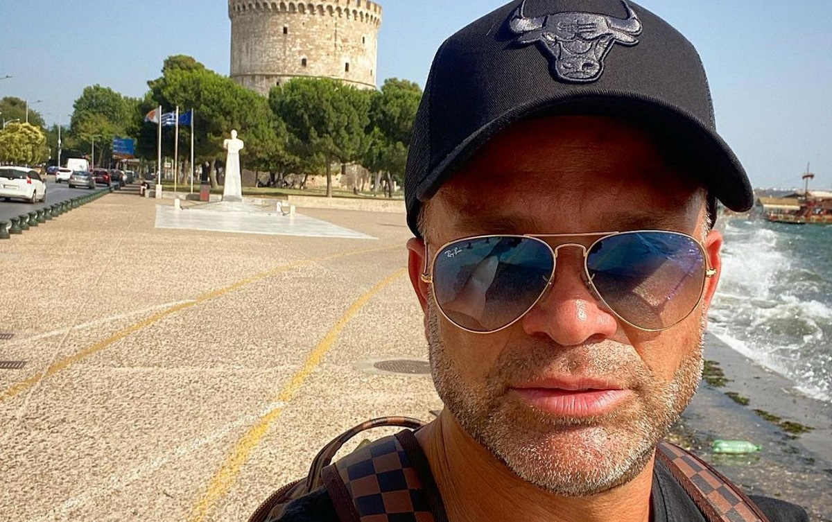 Κώστας Σόμμερ: Ποζάρει με τον Αντόνιο Μπαντέρας στα γυρίσματα του «The Enforcer» στη Θεσσαλονίκη