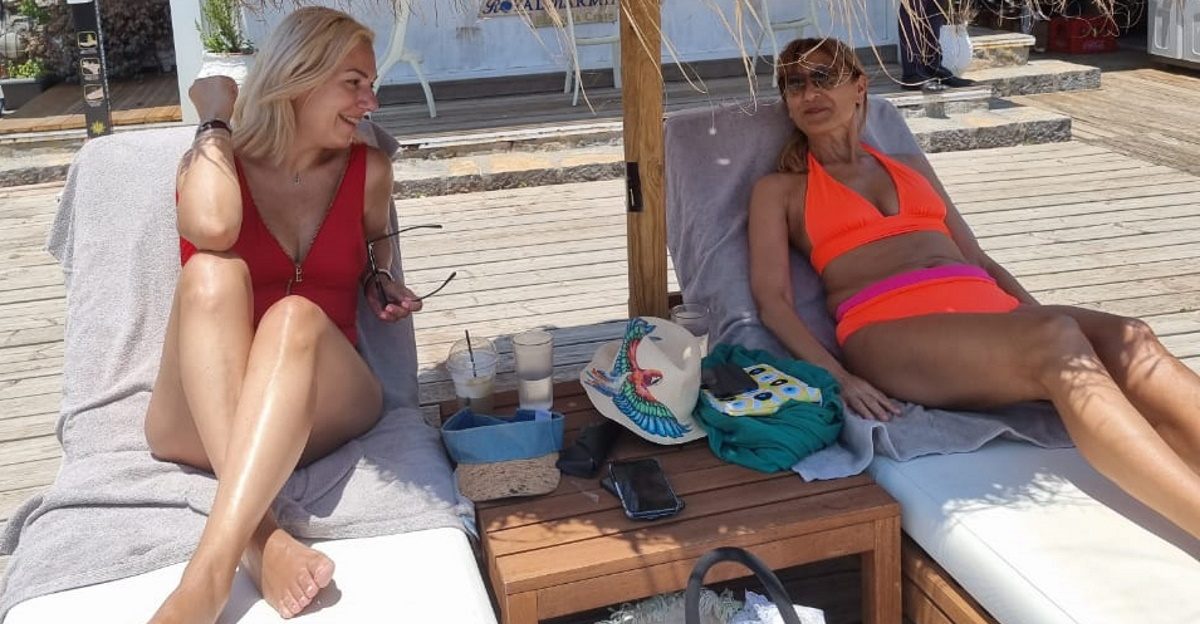 Η Μάρα Ζαχαρέα και η Τίνα Μεσσαροπούλου κάνουν τηλεοπτικό «κους κους» στην παραλία