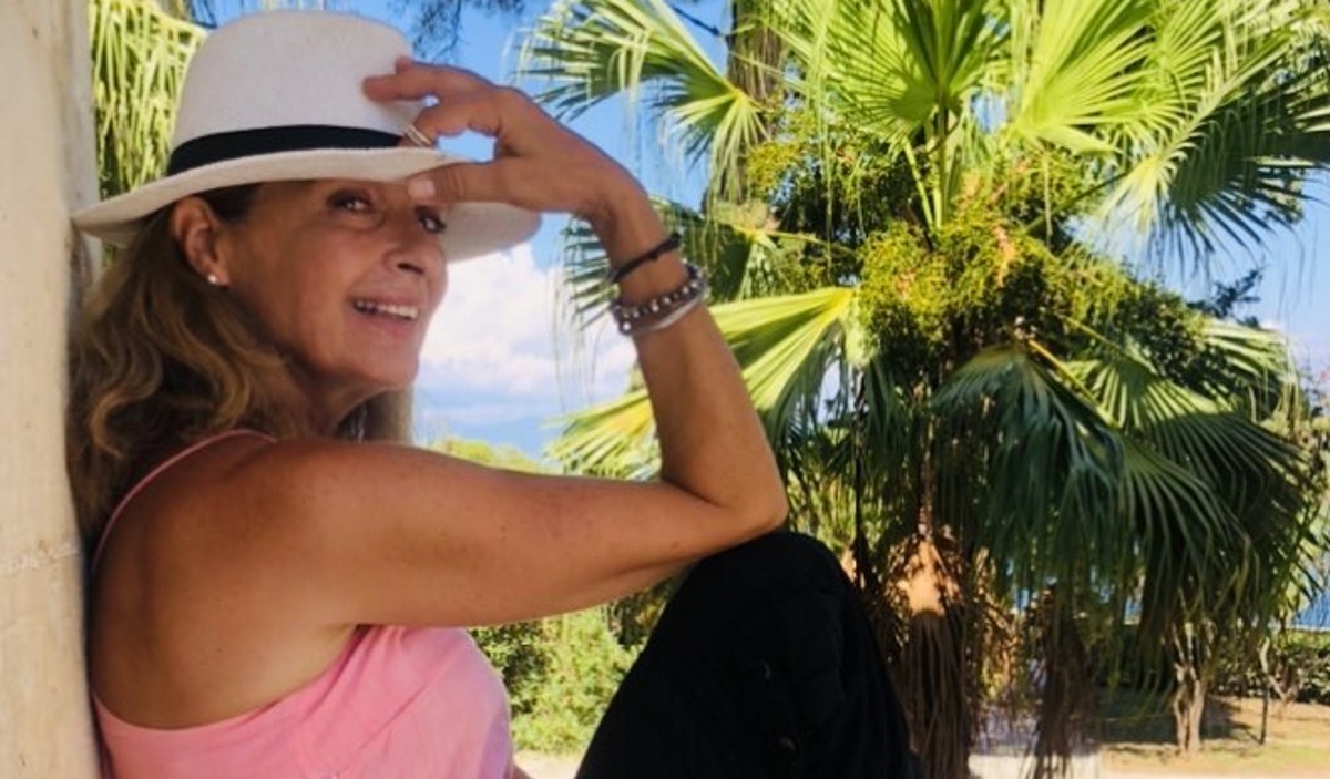 Η Πέγκυ Σταθακοπούλου στα 61 της ποζάρει με μπικίνι – Έτσι είναι το σώμα της χωρίς ρετούς