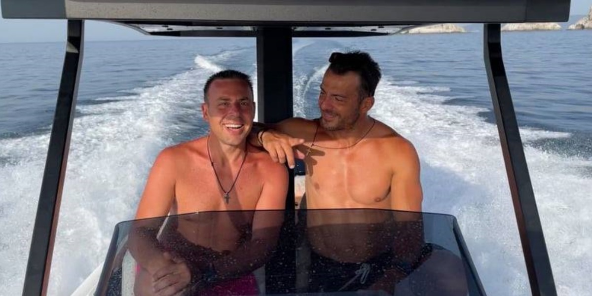 Γιώργος Αγγελόπουλος: Κάνει βόλτες με το νέο του σκάφος και ξεναγεί τους φίλους του στη Σκιάθο