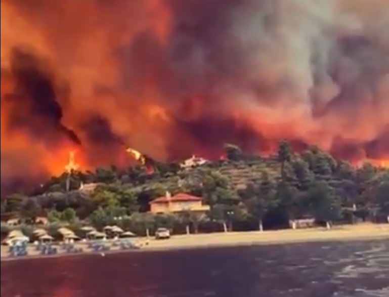 Φωτιά στην Εύβοια: Δραματική η κατάσταση στις Ροβιές – Με φέρι μποτ η απομάκρυνση των πολιτών – Συγκλονιστικό βίντεο