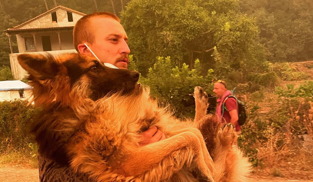Εθελοντής σώζει σκύλο από τις φωτιές – Η φωτογραφία που κάνει τον γύρο του διαδικτύου