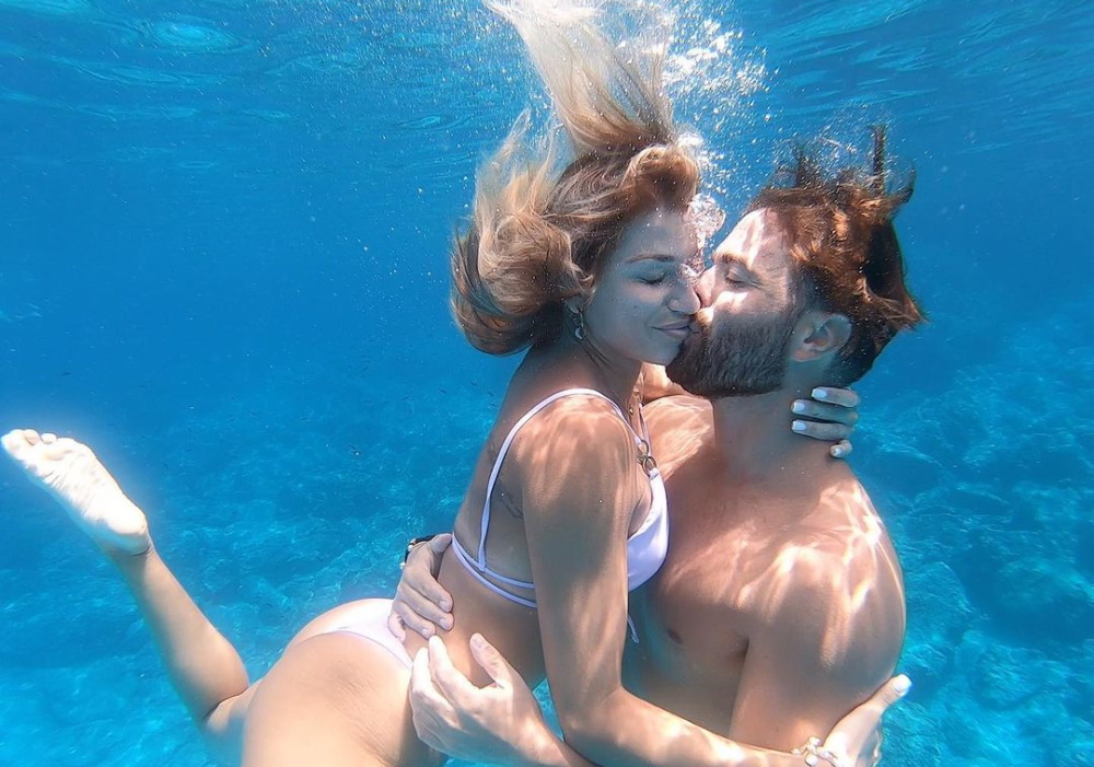 Ηλίας Βρεττός: Τα φιλιά με την σύντροφο του κάτω από το νερό – Οι πρώτες τους φωτογραφίες στα social media