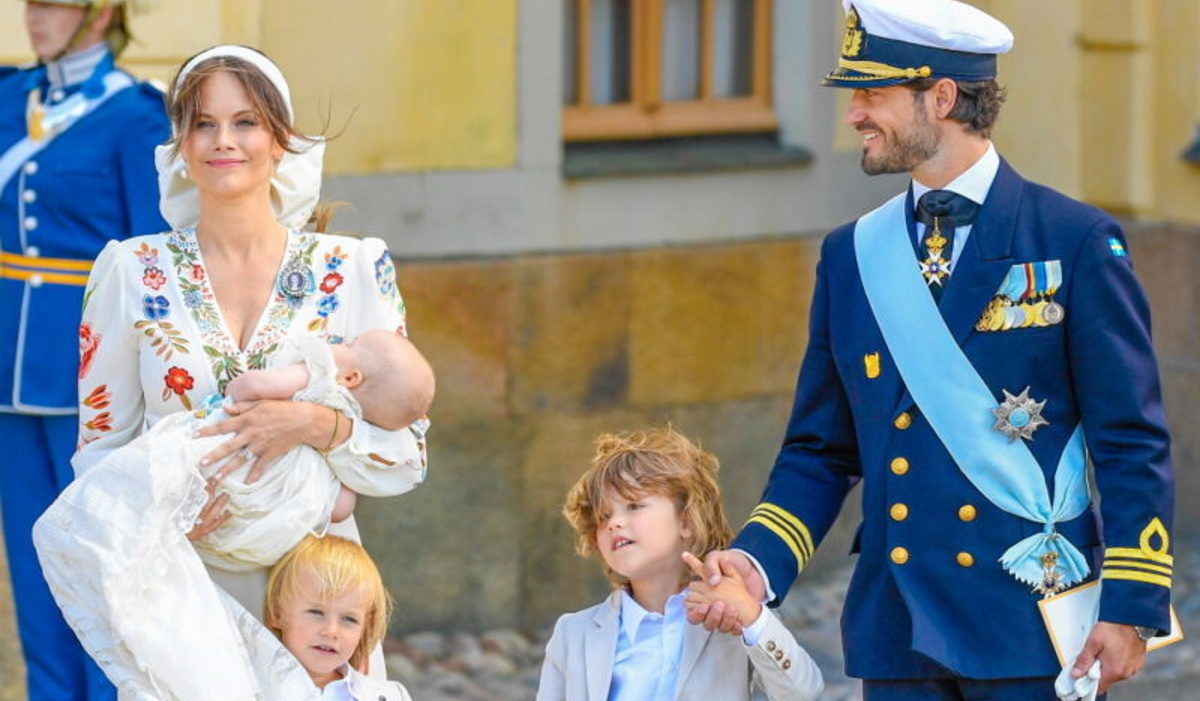 Πριγκίπισσα Σοφία: Το απίθανο φόρεμα που επέλεξε για τα βαφτίσια και το δυσάρεστο απρόοπτο έξω από την εκκλησία