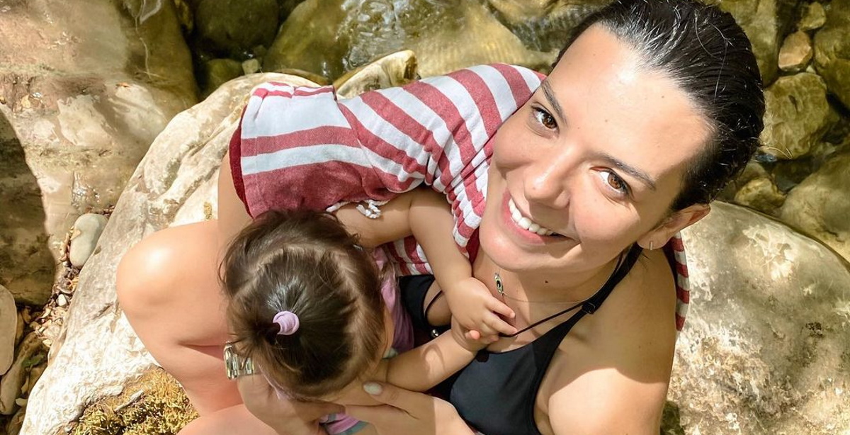 Νικολέττα Ράλλη: Ποζάρουν με την κόρη της στις διακοπές με ασορτί μαγιό – Πόσο κοστίζουν