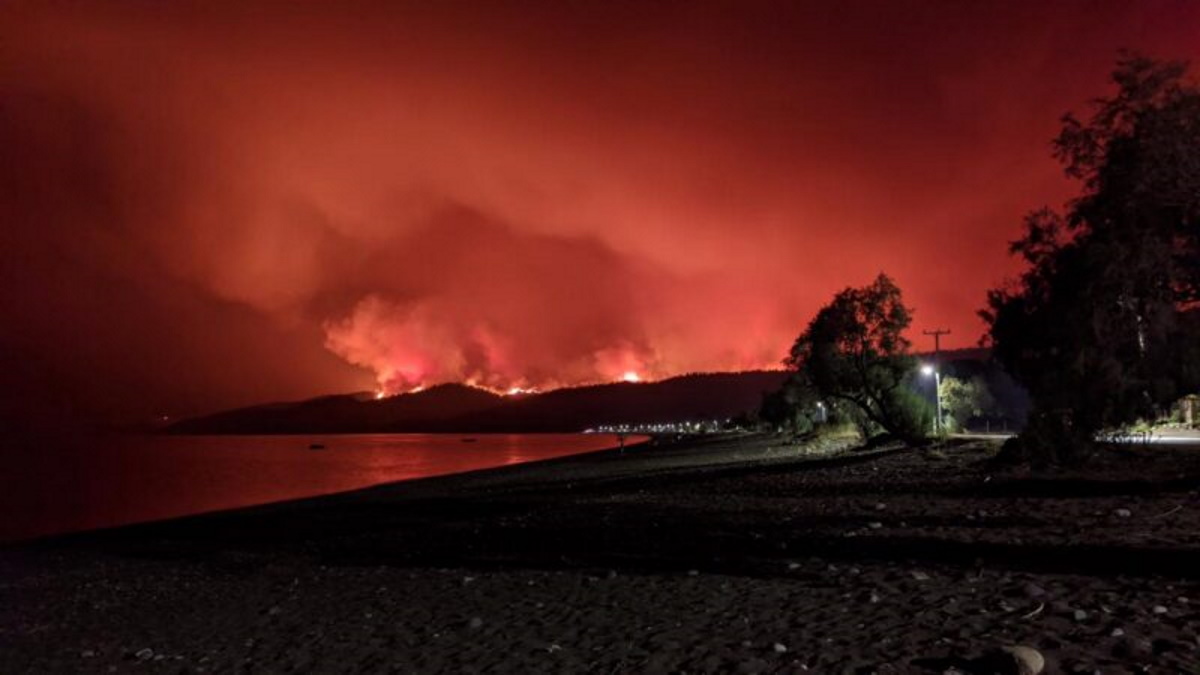 H φωτιά έφτασε στη θάλασσα στην Αγία Άννα – Απόκοσμες φωτογραφίες