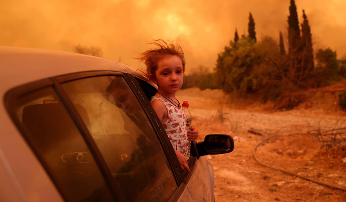 Εύβοια: Η φωτογραφία με τη μικρή που κλαίει έγινε viral – Ο φωτογράφος που την απαθανάτισε εξηγεί τι έγινε λίγο μετά τη λήψη