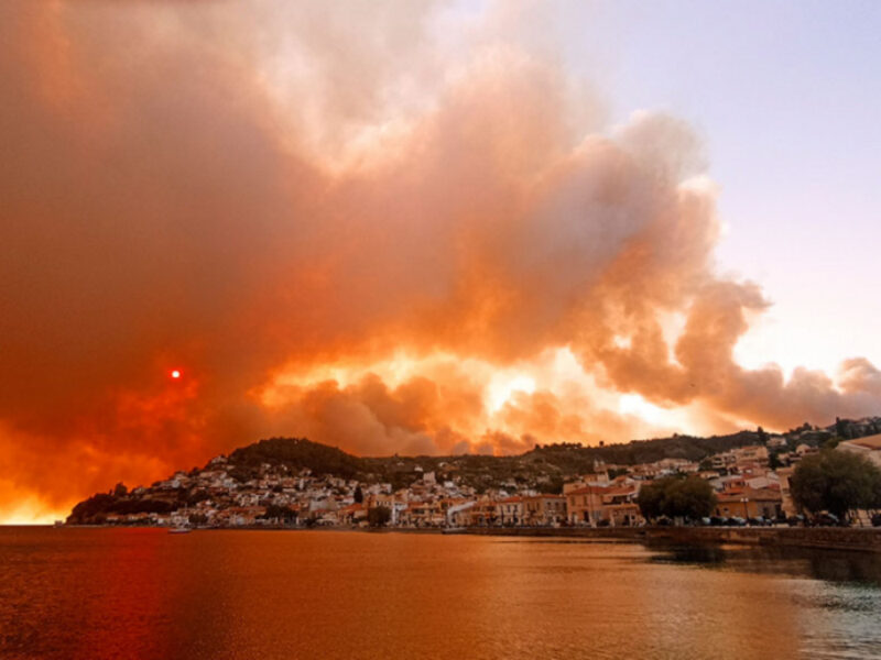 Μαίνεται η φωτιά στην Εύβοια – Μήνυμα από το 112 για νέες εκκενώσεις
