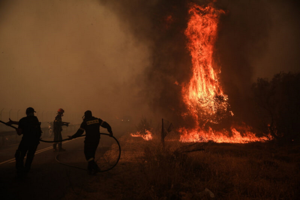 Αλεξανδρούπολη: Φλόγες περικύκλωσαν τηλεοπτικό συνεργείο – Άμεση επέμβαση της πυροσβεστικής