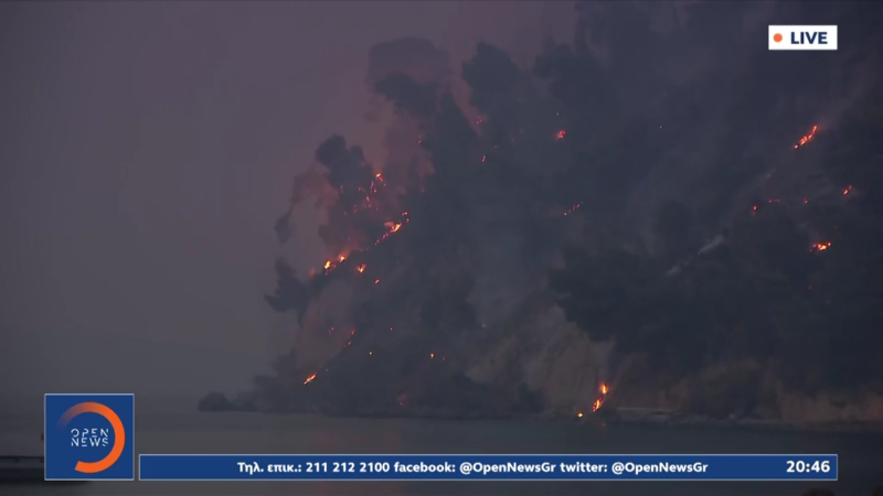 Εύβοια: Στη θάλασσα σταμάτησαν οι φλόγες – Η απόκοσμη εικόνα με τα καιόμενα δέντρα πάνω από το νερό