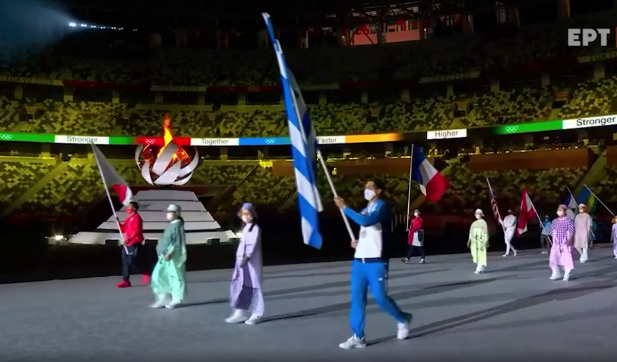 Τελετή Λήξης των Ολυμπιακών Αγώνων: Ο σημαιοφόρος, Γιάννης Φουντούλης, ο εθνικός ύμνος και η παράδοση της σκυτάλης στη Γαλλία