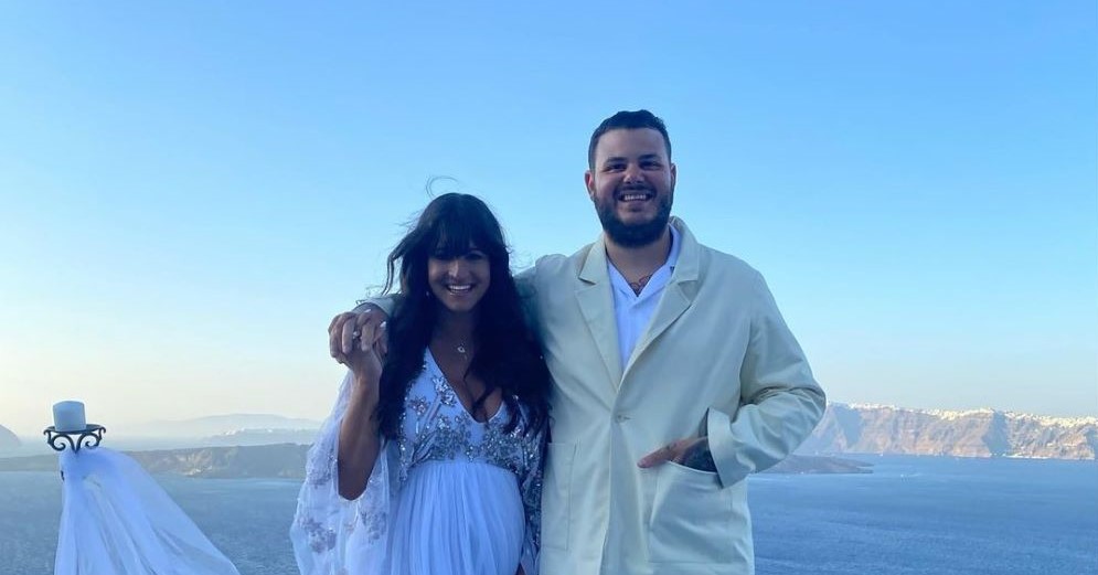 Άνταμ Κοντοβάς: Ο κριτής του Game of Chefs παντρεύτηκε την σύντροφo του στην Σαντορίνη – Φωτογραφίες