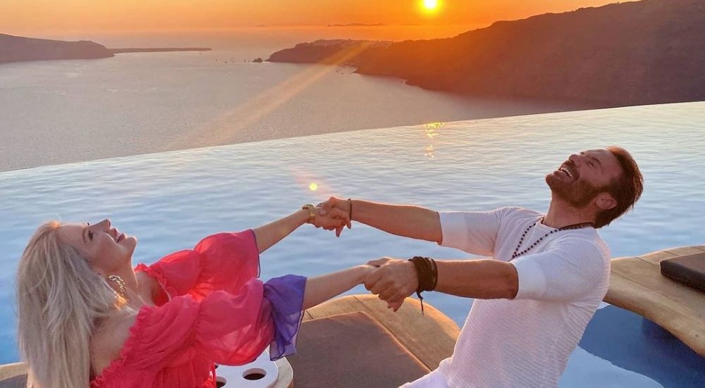 Σοφία Μαριόλα – Στράτος Τζώρτζογλου: Τα τρυφερά φιλιά τους στο Instagram με θέα τη Σαντορίνη