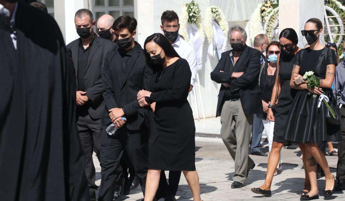 Συντετριμμένη η Βίκυ Σταμάτη στην κηδεία του Άκη Τσοχατζόπουλου