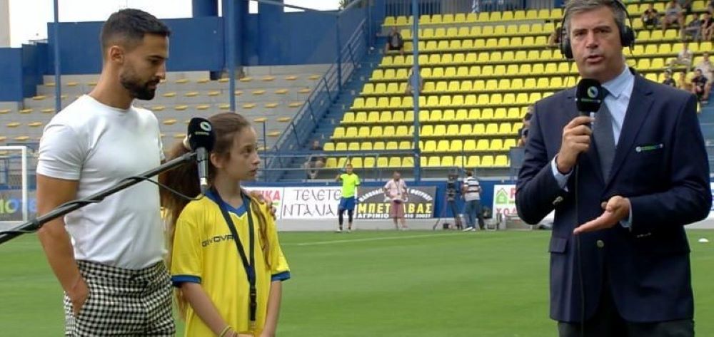 Η 10χρονη Μαρίνα που μιλάει 3 γλώσσες έγινε διερμηνέας σε ποδοσφαιρικό αγώνα της Superleague