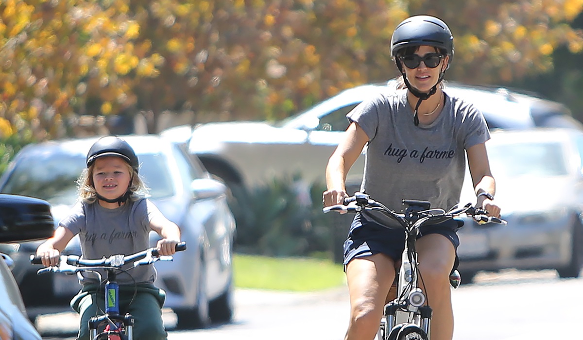 Τζένιφερ Γκάρνερ: Βόλτες με το ποδήλατο με τον 9χρονο γιο της, Σάμουελ Άφλεκ