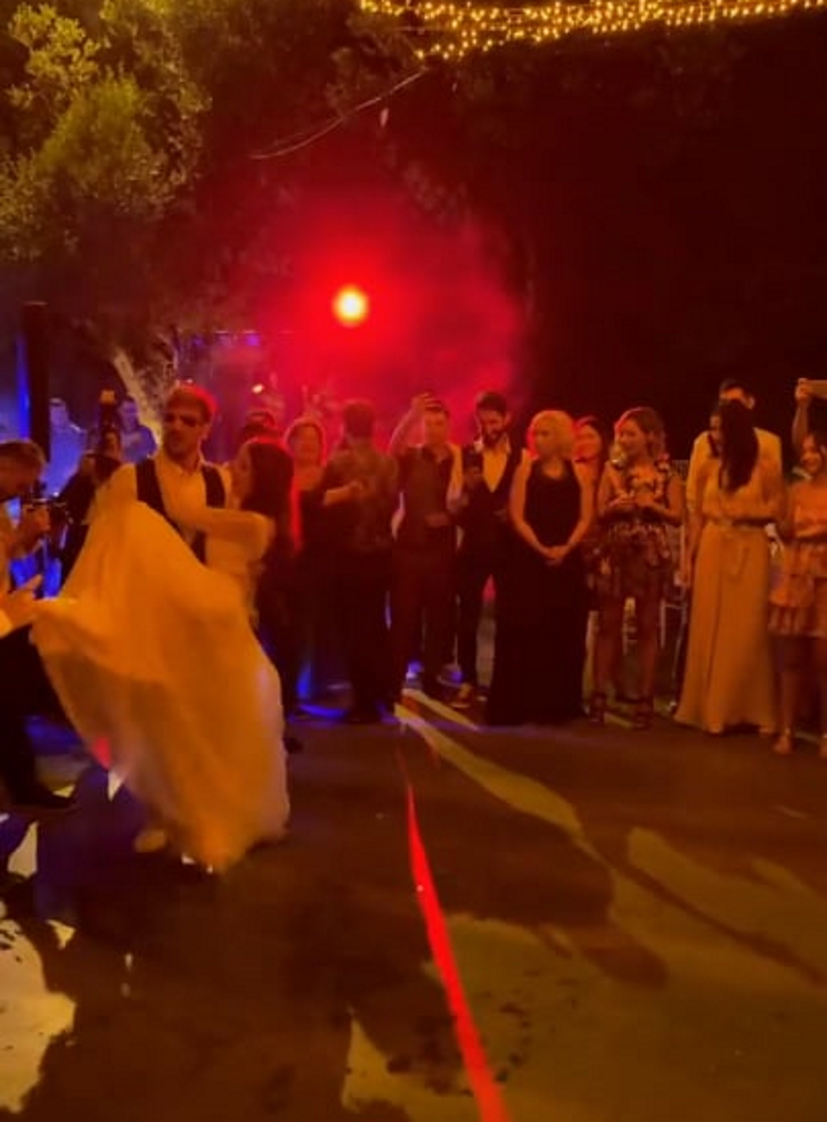 Άκης Πετρετζίκης – Κωνσταντίνα Παπαμιχαήλ: Ο χορός του ζευγαριού στο γαμήλιο πάρτι