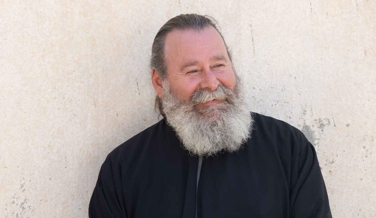 Ο Κωστής Σαββιδάκης στο okmag.gr: «Έχω κάνει πολλές αλητείες στη ζωή μου αλλά αυτό δεν σταματά την πίστη μου»