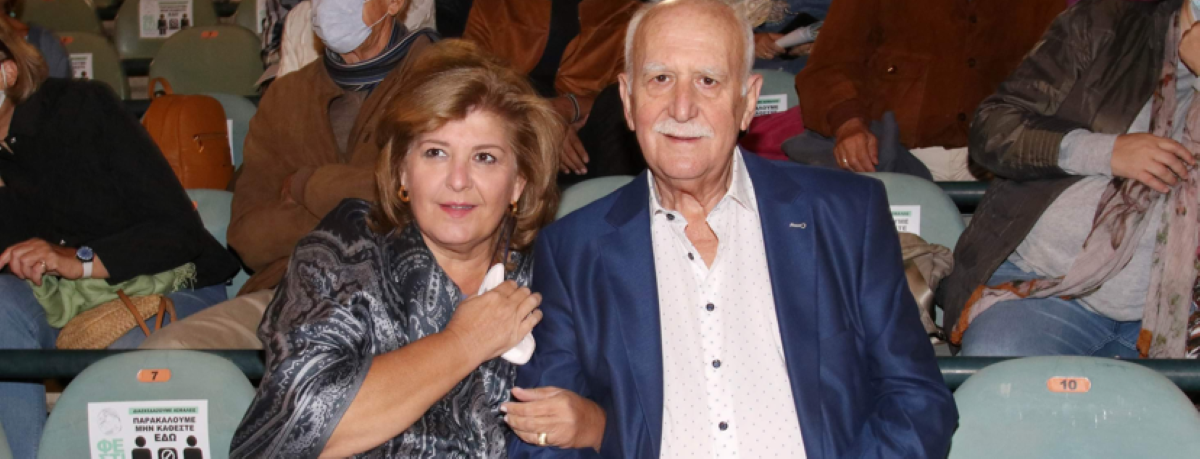 Γιώργος Παπαδάκης: Σε σπάνια βραδινή έξοδο με τη σύζυγό του και τους γιους του