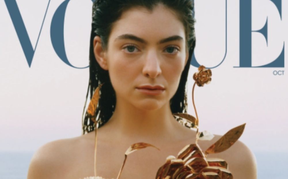 Lorde: Ποζάρει για τη Vogue με χρυσά λουλούδια στα επίμαχα σημεία