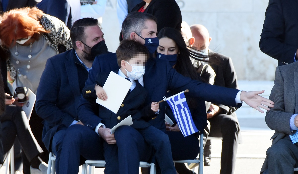 Ο Κώστας Μπακογιάννης στη μαθητική παρέλαση στο Σύνταγμα με τον γιο του, Δήμο