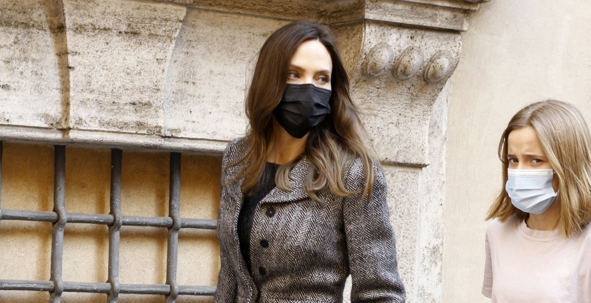Αντζελίνα Τζολί: Με κομψό γκρι παλτό σε ταξίδι της στην Ιταλία