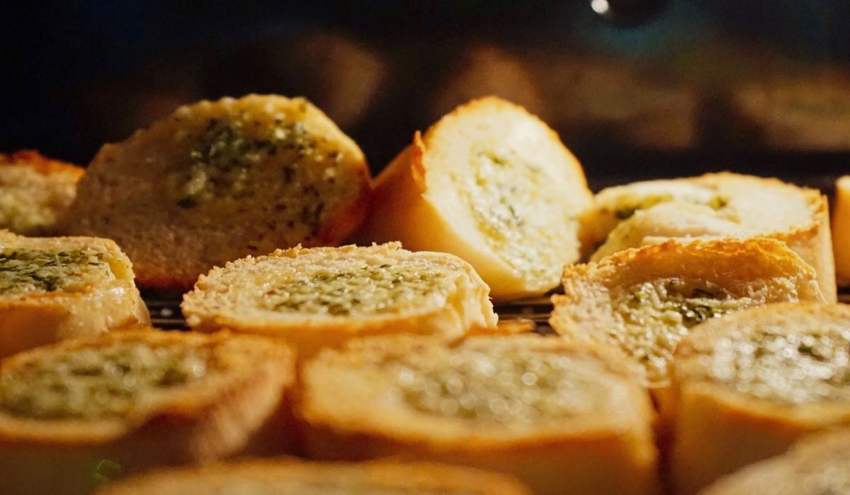 Η συνταγή για το πιο νόστιμο ψωμί με σκορδοβούτυρο