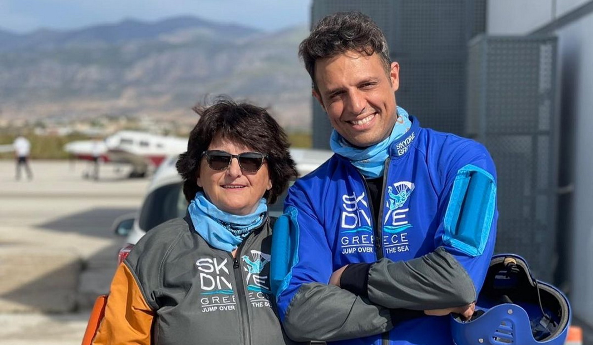 Ο Σάββας Πούμπουρας έκανε ελεύθερη πτώση μαζί με τη μητέρα του από τα 10.000 πόδια