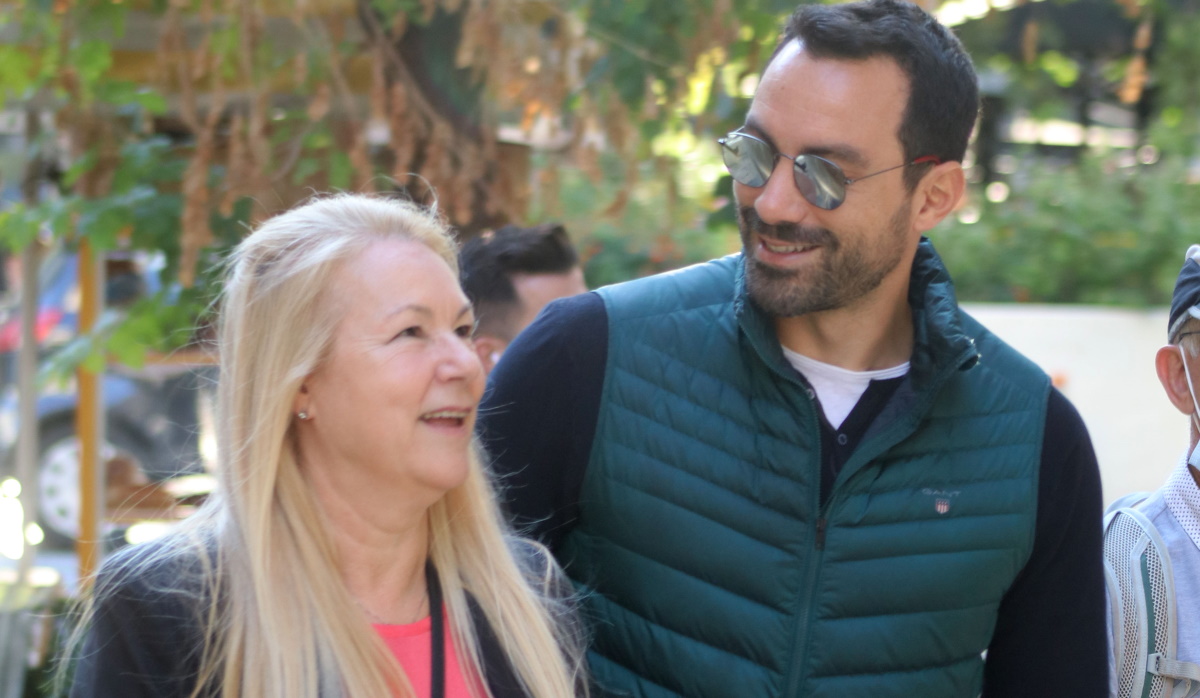 Σάκης Τανιμανίδης: Βόλτα με τη μητέρα του στο κέντρο
