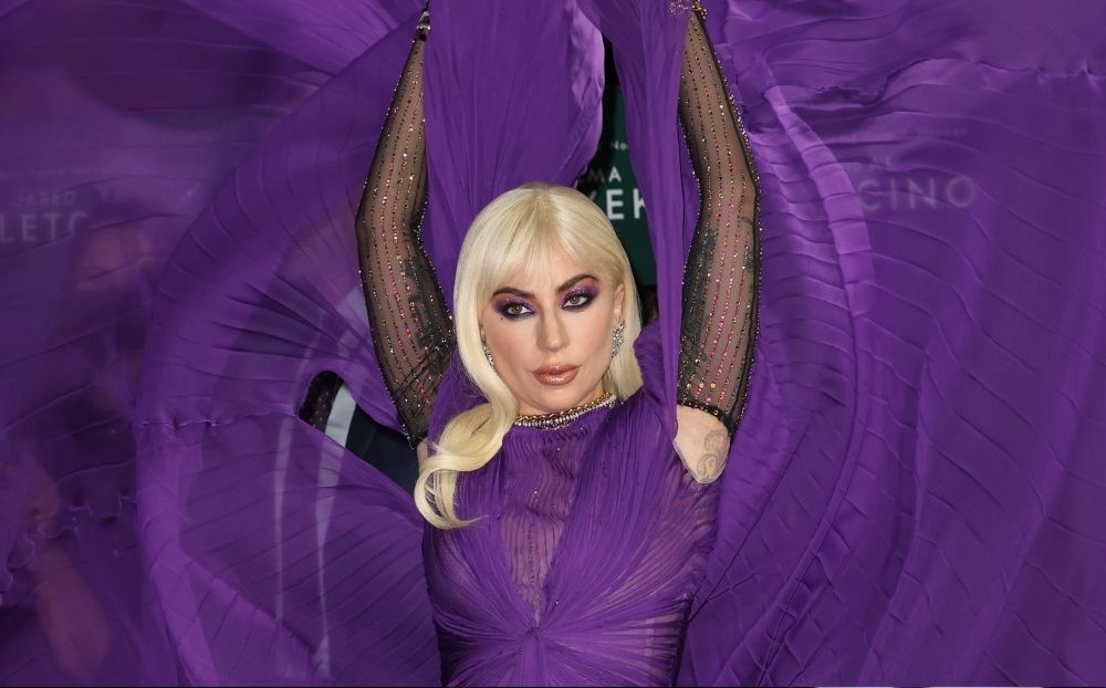 House Of Gucci: Η Lady Gaga με μοβ φόρεμα και διχτυωτές κάλτσες στην πρεμιέρα της στο Λονδίνο