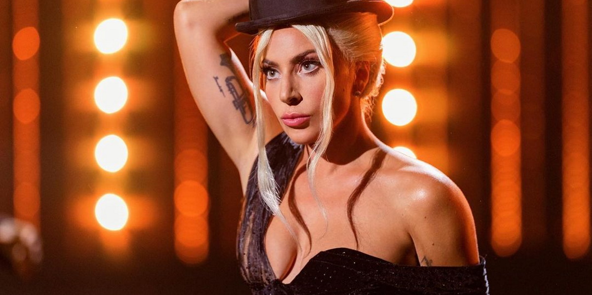 Lady Gaga: Άντεξε στο κρύο με το πιο αποκαλυπτικό της μαύρο φόρεμα – Το σερί των λαμπερών της looks συνεχίζεται