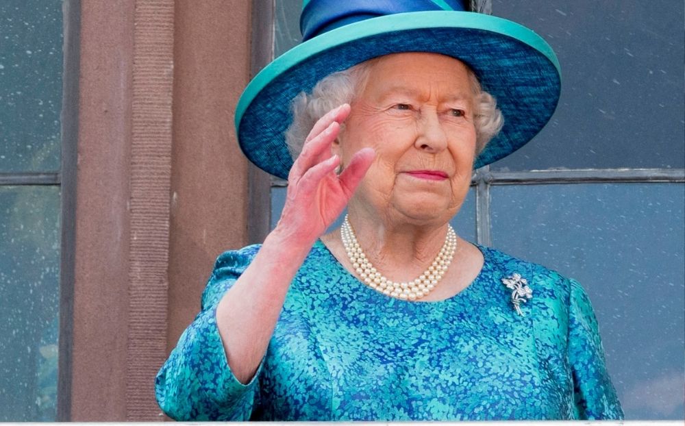 Βασίλισσα Ελισάβετ: Tα μοβ χέρια της πρόδωσαν την ασθένειά της