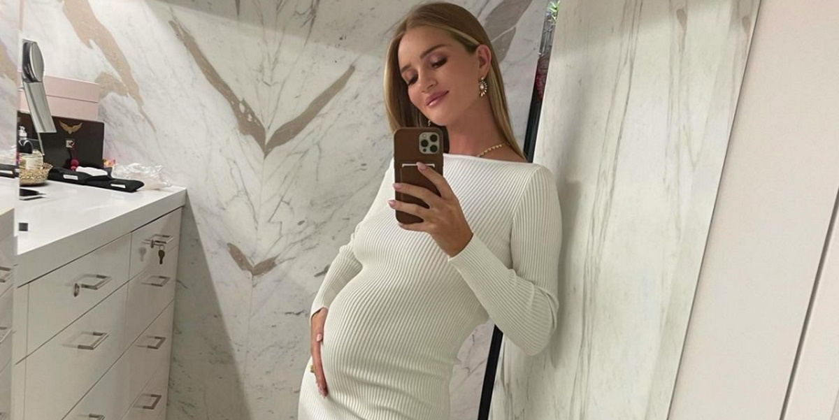 Ρόζι Χάντινγκτον Γουάιτλι: Ποζάρει με φουσκωμένη κοιλιά στον έκτο μήνα της εγκυμοσύνης της