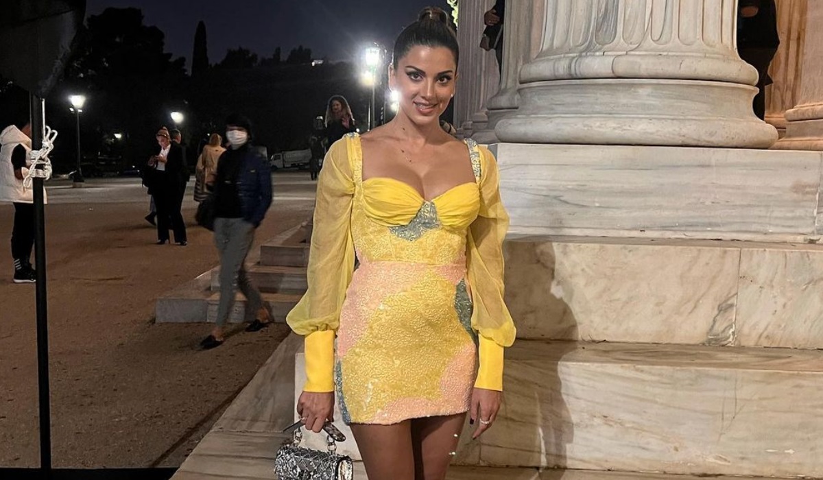 Σταματίνα Τσιμτσιλή: Ξέρουμε τι ήταν το mini κίτρινο φόρεμα που έβαλε στην AXDW