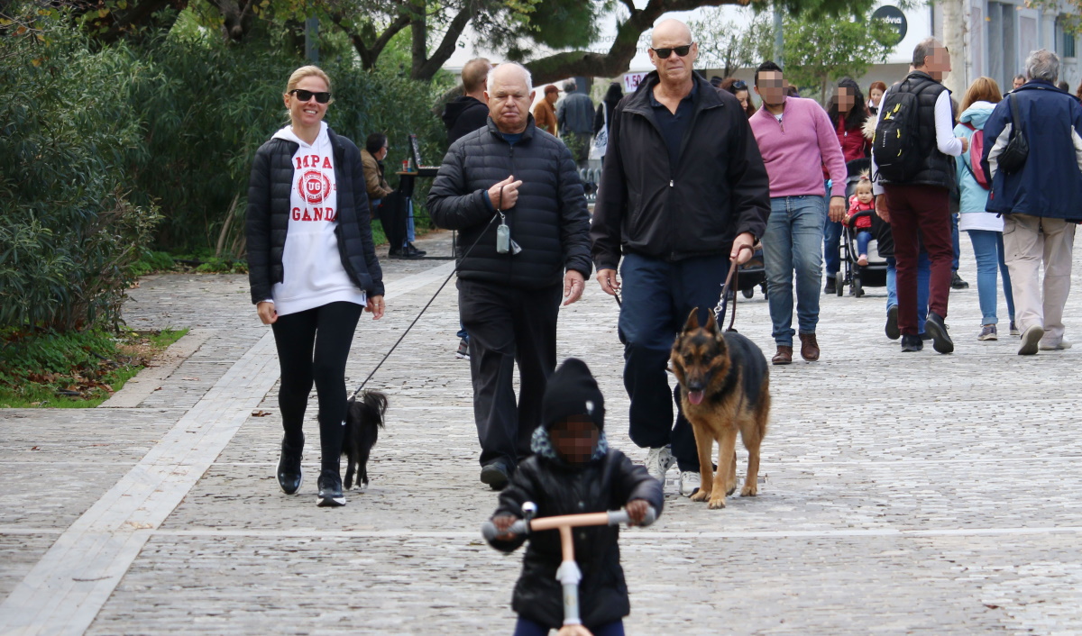 Χριστίνα Κοντοβά – Τζώνη Καλημέρης: Η πρώτη τους βόλτα με τη μικρή Έιντα στο κέντρο της Αθήνας