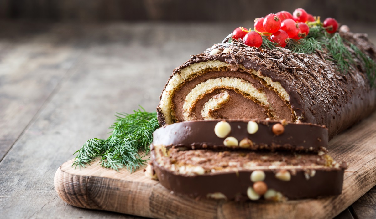 Τα tips του Άκη Πετρετζίκη για τον πιο εντυπωσιακό χριστουγεννιάτικο κορμό σοκολάτας