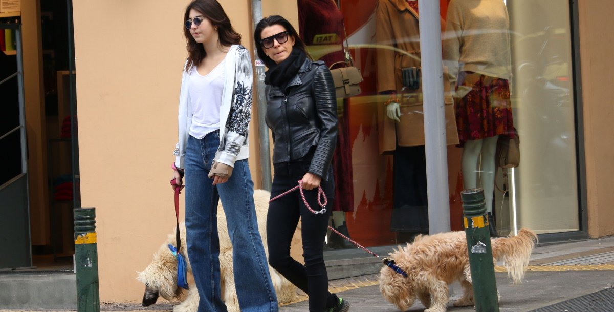 Μαρίνα Βερνίκου: Με rock casual look σε βόλτα με την κόρη της, Ντεμήλια