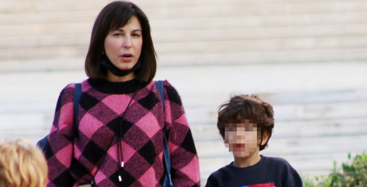 Κατερίνα Παπουτσάκη:  Με το πουλόβερ της Λίλι Κόλινς από το Emily in Paris στη βόλτα με τον γιο της