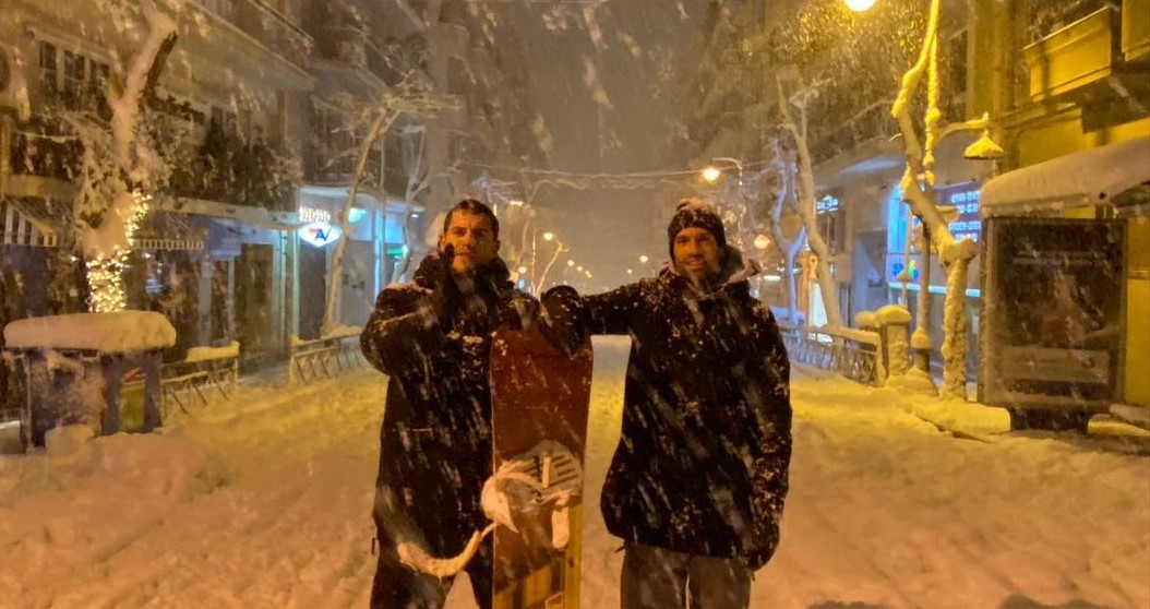Κωνσταντίνος Αργυρός: Έκανε το κέντρο της Αθήνας «πίστα» snowboard – Το βίντεό του από το Κολωνάκι