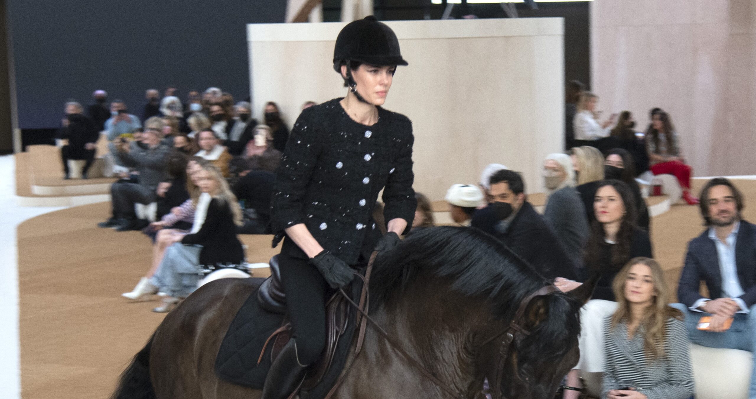 Ένα άλογο στην πασαρέλα του οίκου Chanel