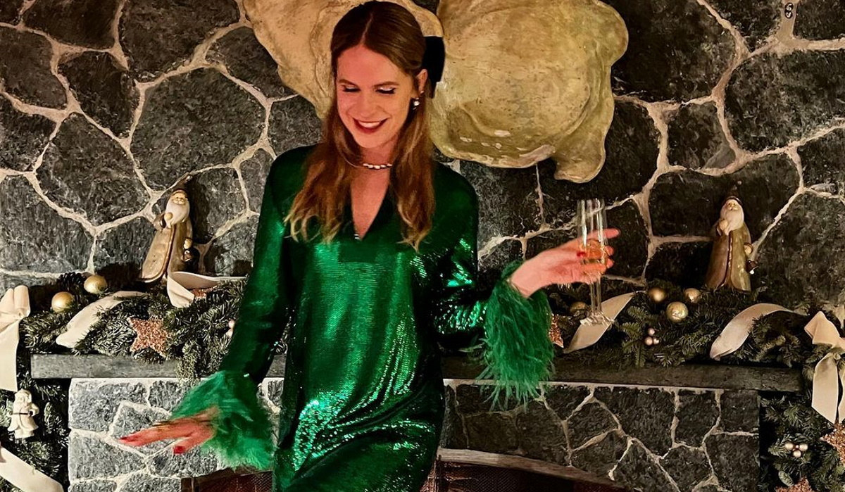 Ευγενία Νιάρχου: Βρήκαμε πόσο κοστίζει το πράσινο sequin φόρεμα που επέλεξε για την Πρωτοχρονιά στο Σεν Μόριτζ