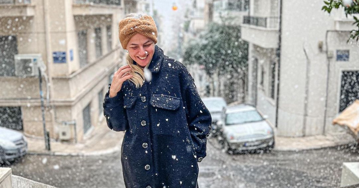 Χριστίνα Κοντοβά: Βόλτα με την κόρη της στη χιονισμένη Αθήνα