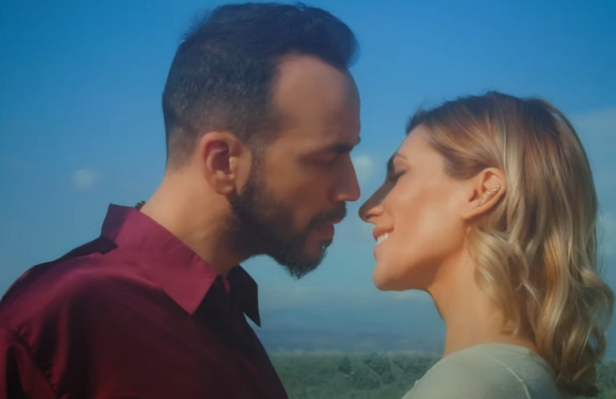 Ο Πάνος Μουζουράκης «έπαθε αγάπη»! Με τη σύντροφό του στο νέο του video clip!