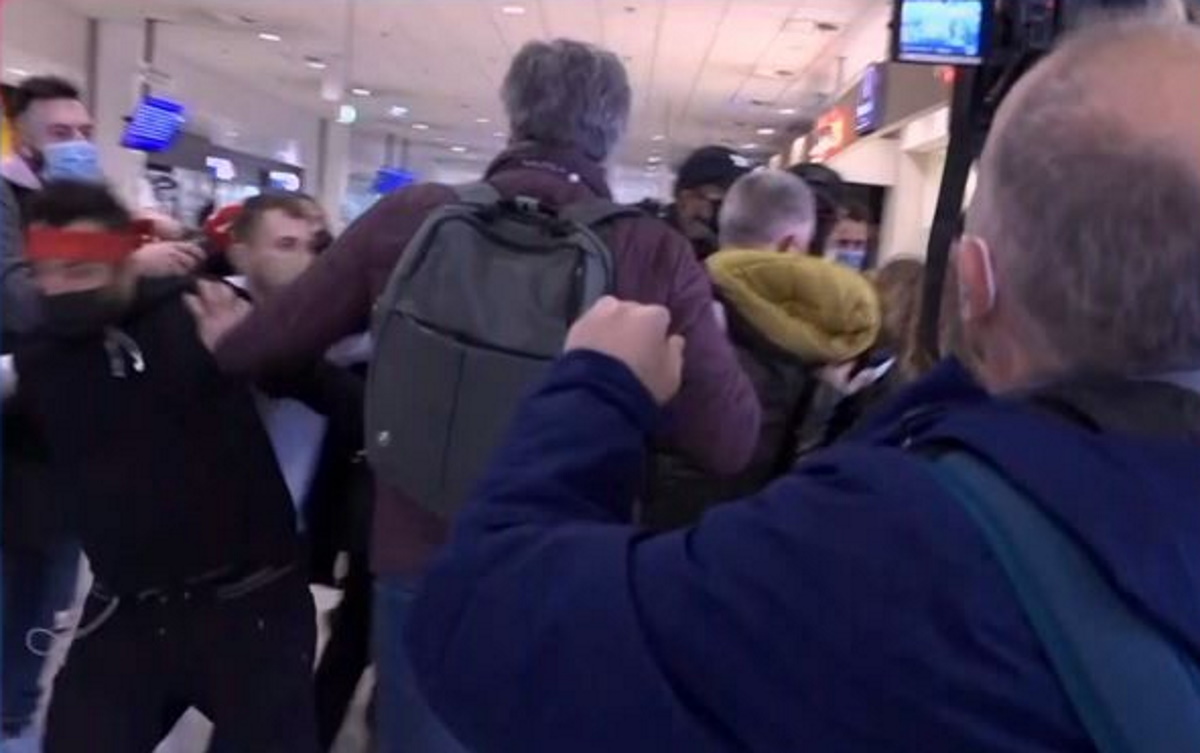 Ποιος είναι ο άνθρωπος που έσπρωξε τον ρεπόρτερ του «Τι λες τώρα» στο αεροδρόμιο;