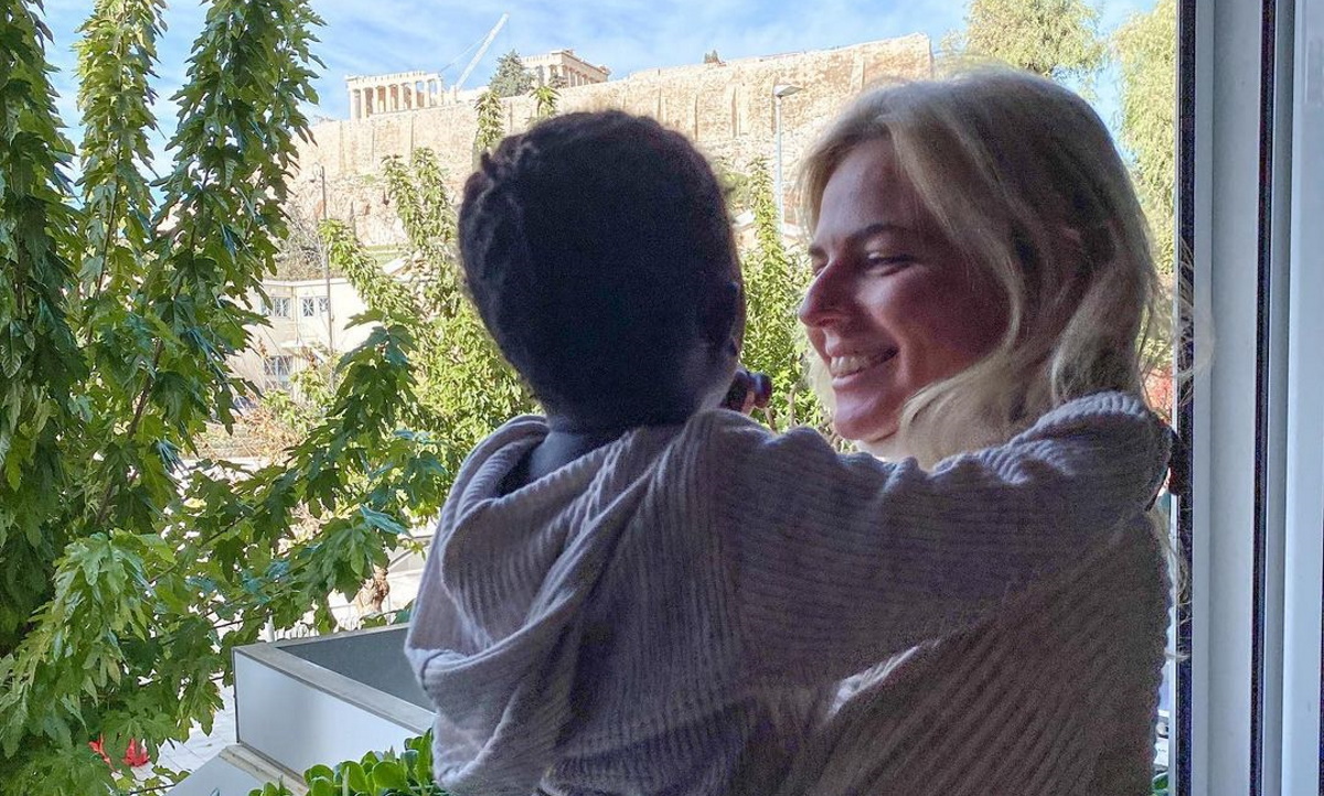 Χριστίνα Κοντοβά: Οι πρώτες διακοπές της μικρής Έιντα στην Ελλάδα με την καλύτερή της φίλη