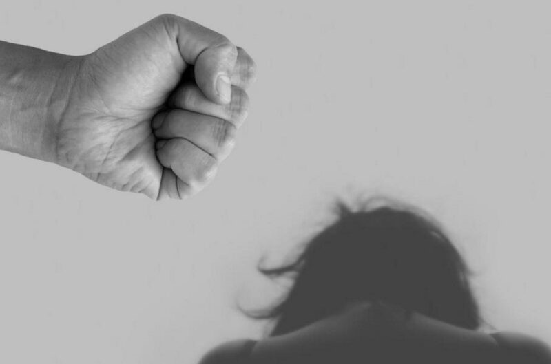 Τηλεπερσόνα κατήγγειλε τον σύντροφό της για κακοποίηση