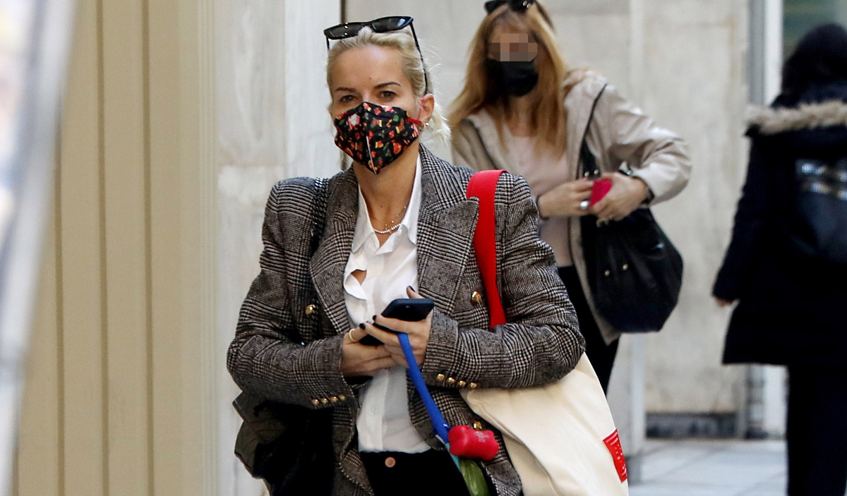 Μαρία Μπεκατώρου: Βόλτα στην Αθήνα με καρό σακάκι και ανδρόγυνο στυλ