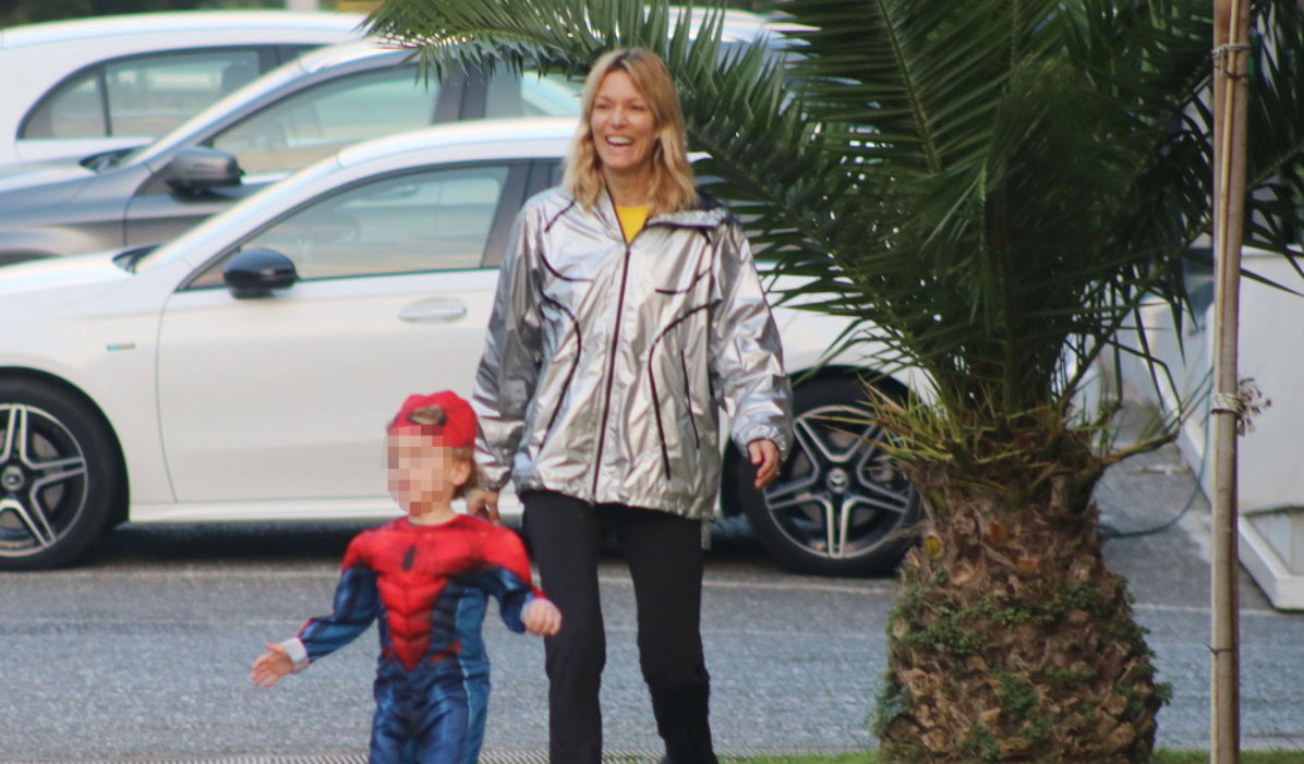 Βίκυ Καγιά: Βόλτα με τον Spiderman και με φουτουριστικό τζάκετ – Πού το έχει ξαναφορέσει