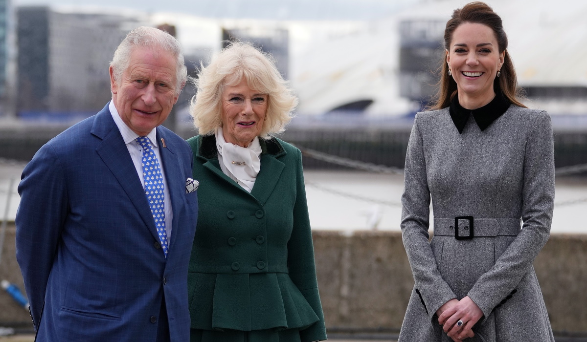Δούκισσα Κάθριν: Σοφιστικέ εμφάνιση δίπλα στον πρίγκιπα Κάρολο και την Καμίλα